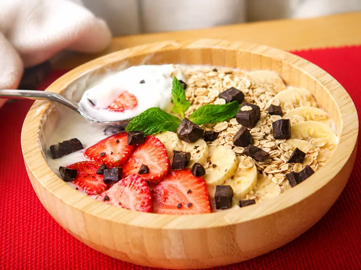 Meyveli granola kasesi