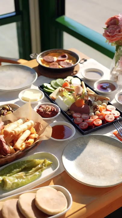 Zengin serpme kahvaltı masası